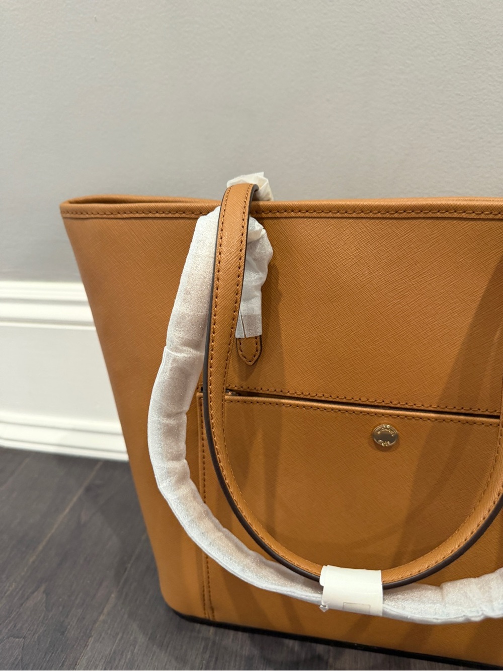 NWT Michael Kors Tan Saffiano Tote with Front Pocket Purse Bag - Picture 4 of 8